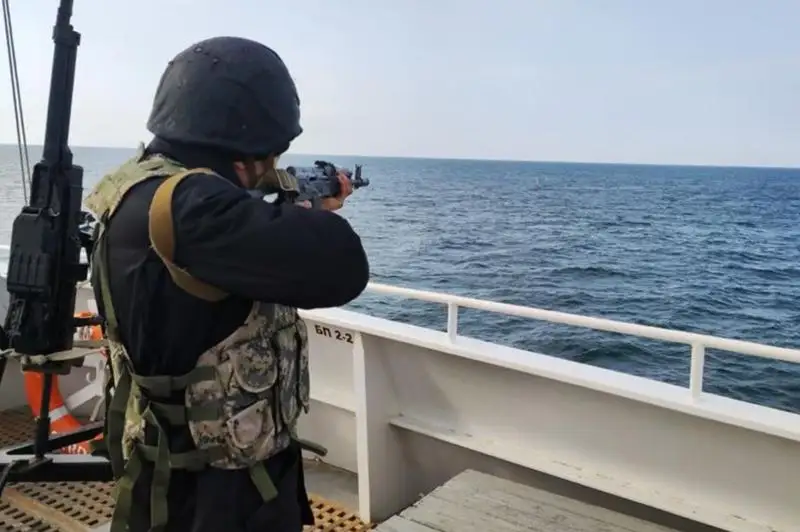 Мангистауские пограничники провели учения с боевой стрельбой в море