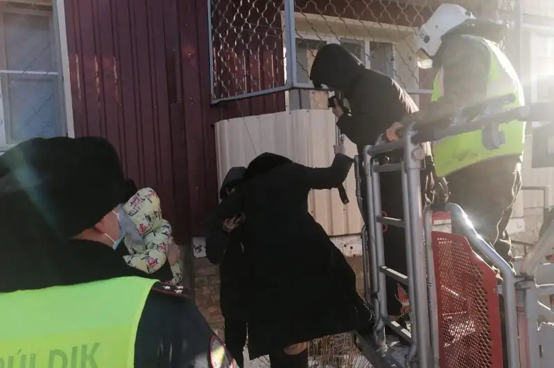 30 человек спасли огнеборцы во время пожара в Усть-Каменогорске