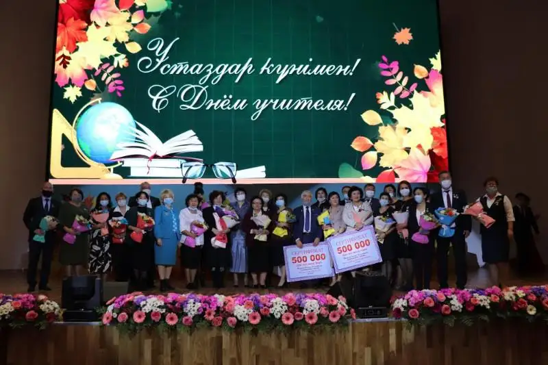 Ветеранов педагогического труда наградили в Карагандинской области