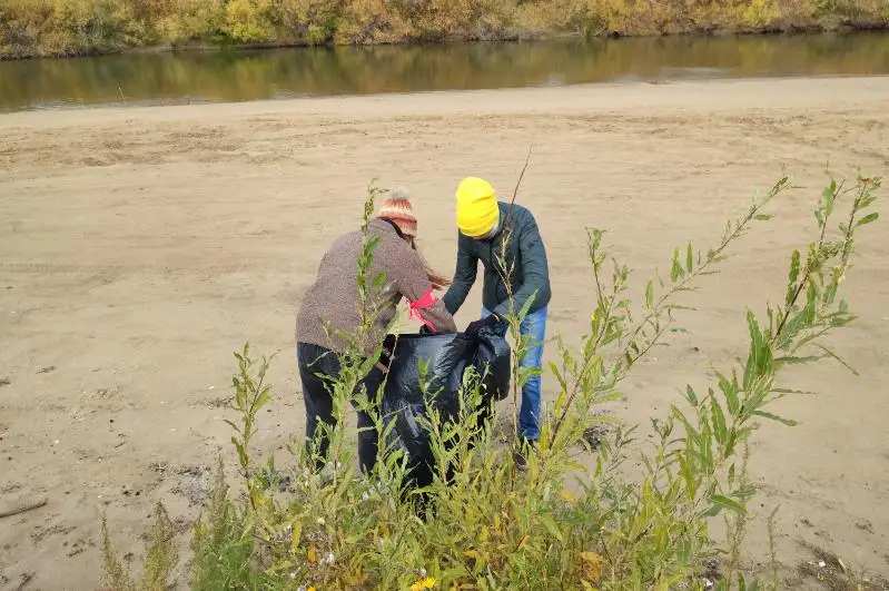 Более 100 килограммов вторсырья собрали на берегу реки эковолонтеры СКО