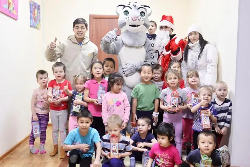 Воспитанников детского дома поздравили сладкими подарками в Нур-Султане