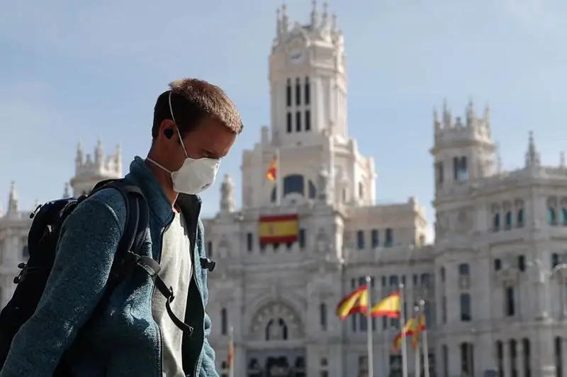 Коронавирус в мире: масочный режим вернули в Испании, в Каталонии ввели комендантский час