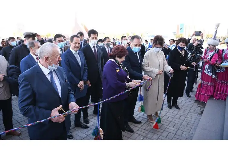 Eraly Toǵjanov Oral qalasynda óner saraıynyń ashylýyna qatysty
