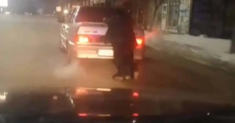 Павлодарец возил по городу прицепившегося к машине человека