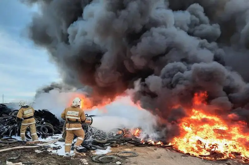 Черный дым накрыл Актау из-за пожара на свалке покрышек