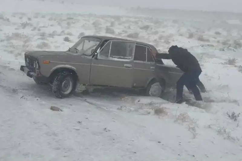 Застрявшему на трассе в буран водителю помогли туркестанские полицейские