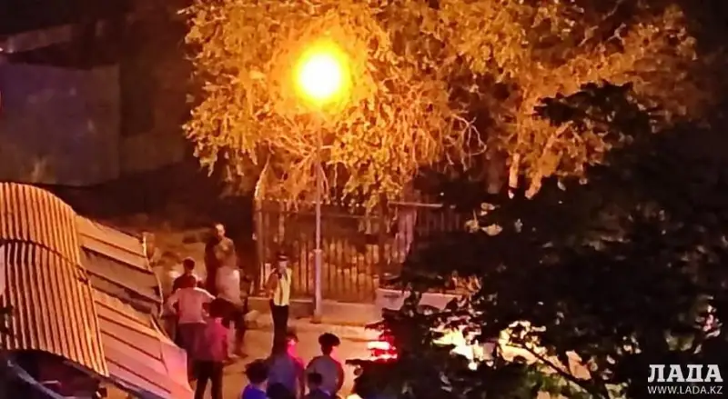 Ребёнка насмерть ударило током от фонарного столба в Актау