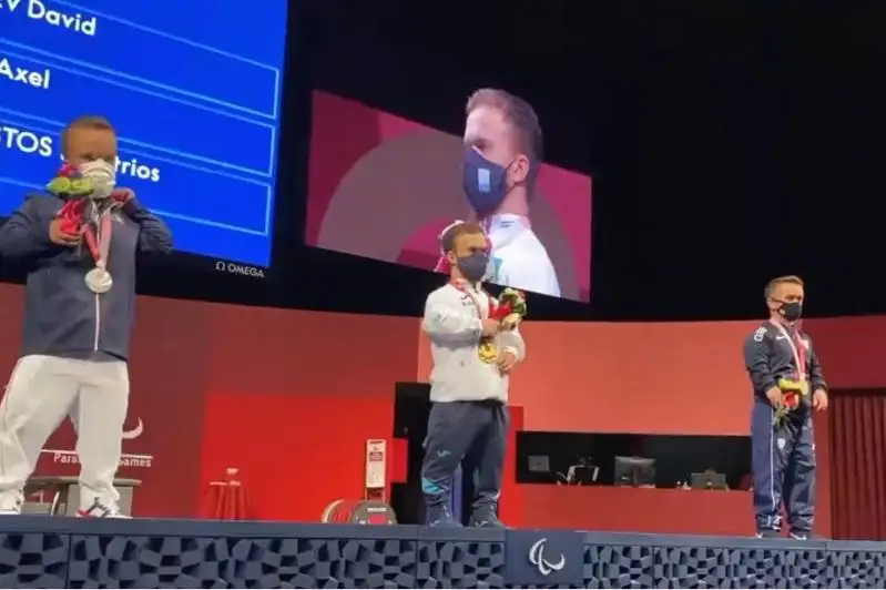 Первое «золото» в Токио: опубликовано видео торжественного вручения