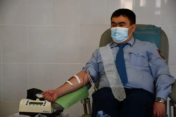 Эстафету донорства приняли от коллег акмолинские полицейские