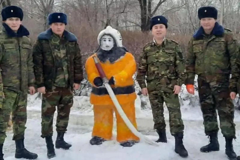 Экибастузские пожарные провели конкурс на лучшую снежную фигуру