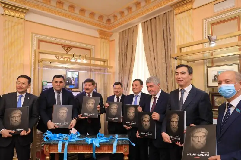 Elbasy kitaphanasynda «Nızamı Gánjaýı» art-albomynyń tusaýy kesildi