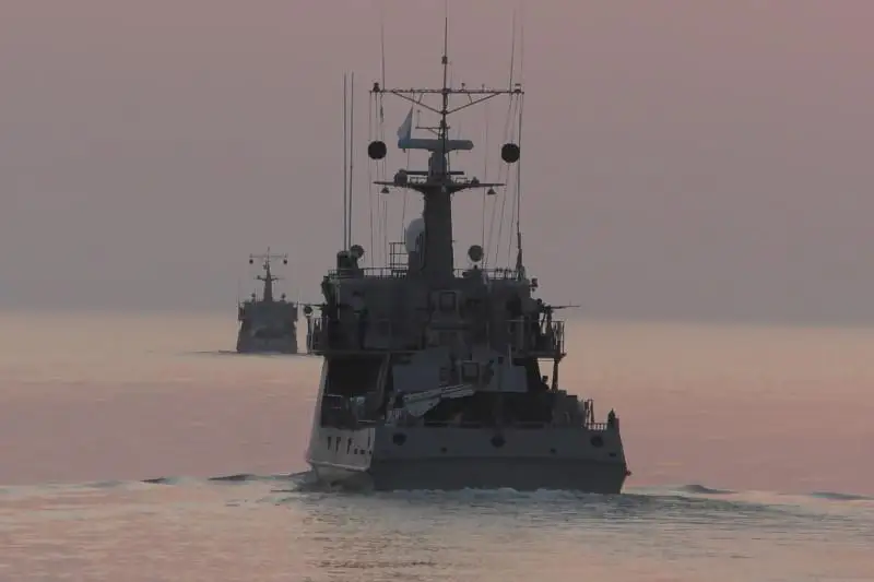 Казахстанские военные моряки совершают сбор-поход по Каспийскому морю
