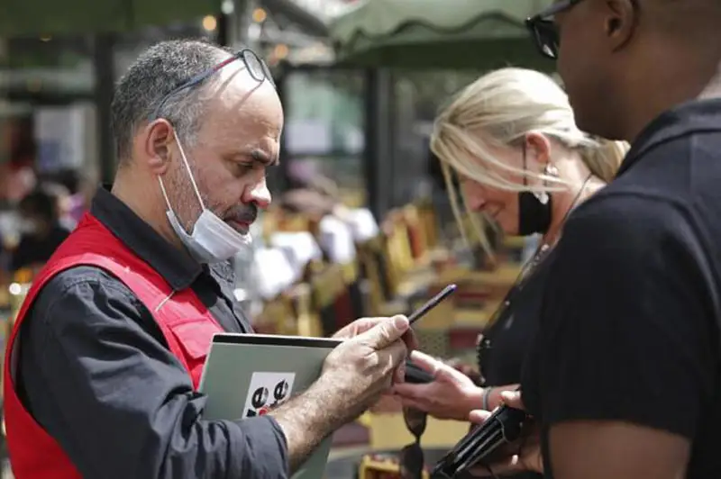 Франция расширила действие сертификатов вакцинации