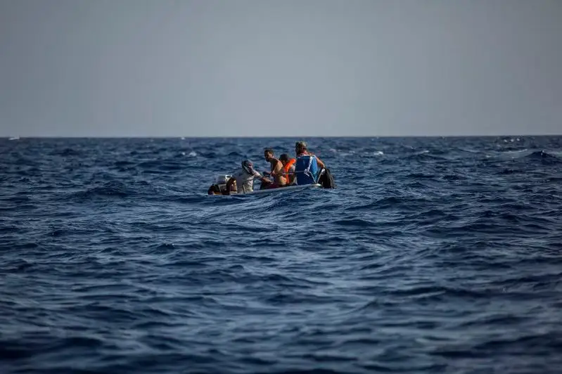 La-Manshty qaıyqpen kesip ótpek bolǵan 5 mıgrant qaza tapty, birnesheýi es-túzsiz jatyr