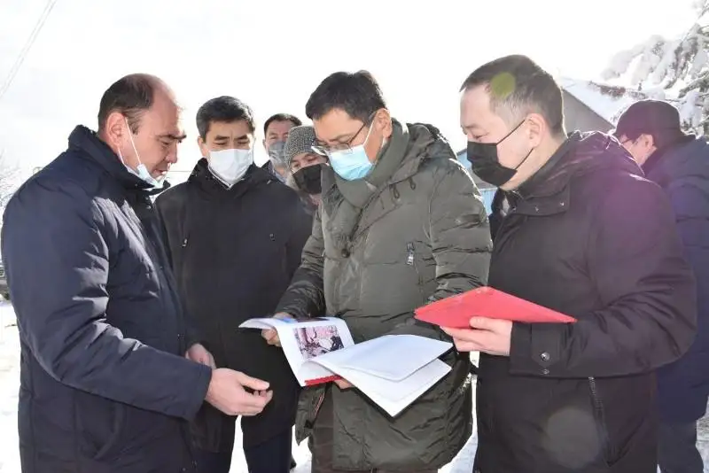 Питьевая вода и пробивка улиц: аким Алматы побывал в Наурызбайском районе