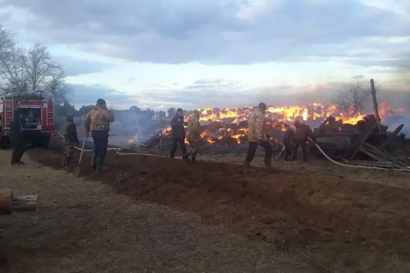 Крупное возгорание складированного сена потушили в ВКО