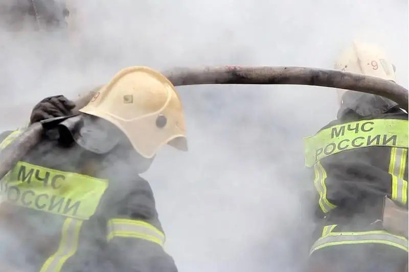 Пожар вспыхнул на крупном нефтеперерабатывающем заводе в России