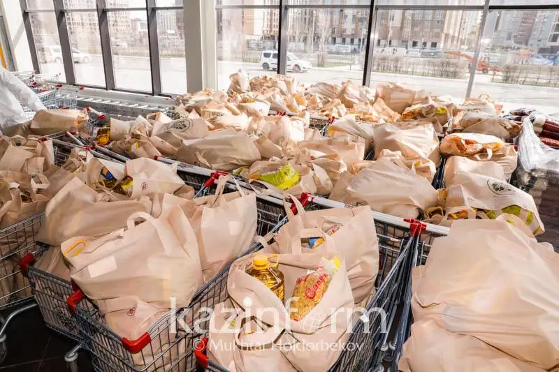 В столице раздают продуктовые корзины малоимущим, инвалидам и многодетным семьям