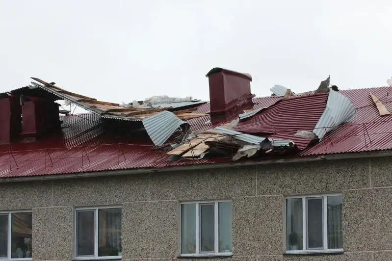 Кровлю со зданий сорвал сильный ветер в районах СКО