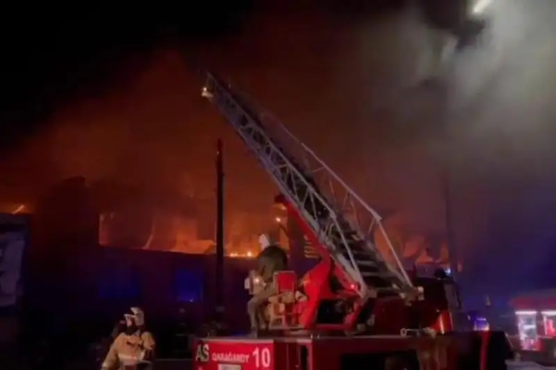 Три автомобиля и баня сгорели в Караганде