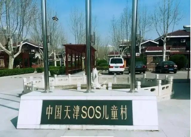 Димаш Қытайдағы жетім балаларға көмектесті