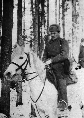 Бауыржан Момышұлы, Кеңес одағының батыры, жазушы, Екінші дүниежүзілік соғыстың даңқты жауынгері, әскери қолбасшы, стратег және тактик.  Халық Қаһарманы (1910-1982)