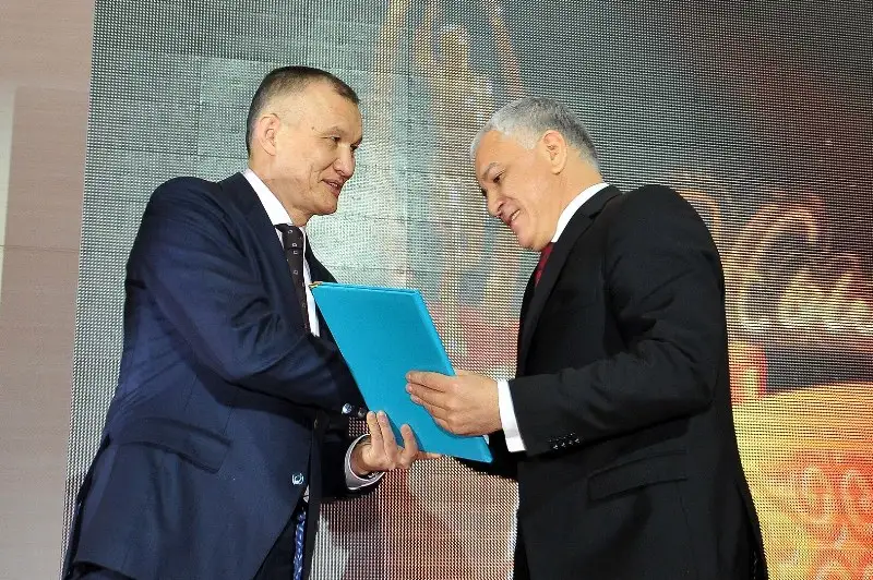 спортсменов 