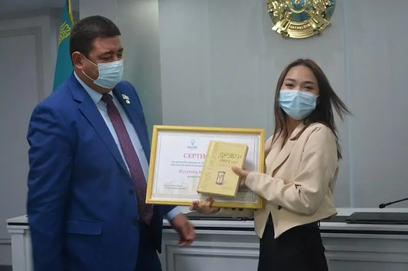 Сертификаты для бесплатного обучения вручили детям из малообеспеченных семей в Нур-Султане