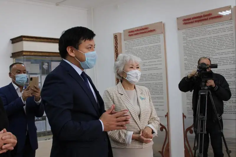 В честь народного артиста Рустембека Омарова в павлодарском музколледже открыли кабинет