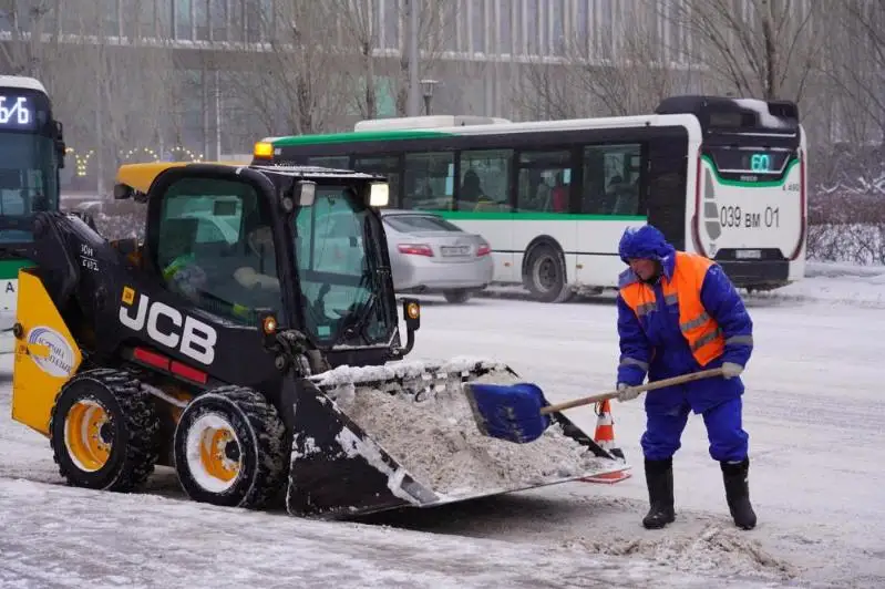 Около двух тысяч рабочих задействовано в снегоуборке в Нур-Султане