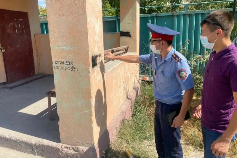 Около 40 надписей с рекламой наркотиков закрасили в Туркестанской области