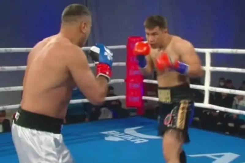 Тяжеловес из Казахстана быстрым нокаутом выиграл титульный бой
