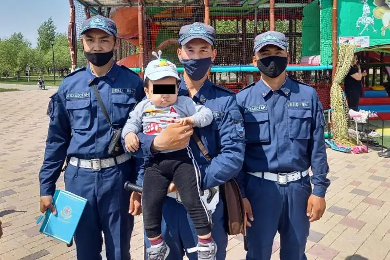 Гвардейский патруль нашел двухлетнего ребенка в Нур-Султане