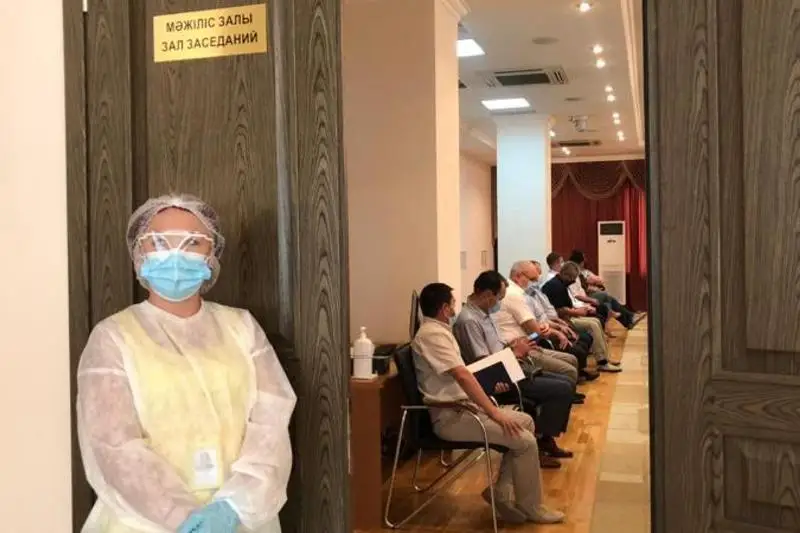 Bilikti epıdemıologtar mańǵystaýlyq kombınattyń eńbek ujymymen kezdesti