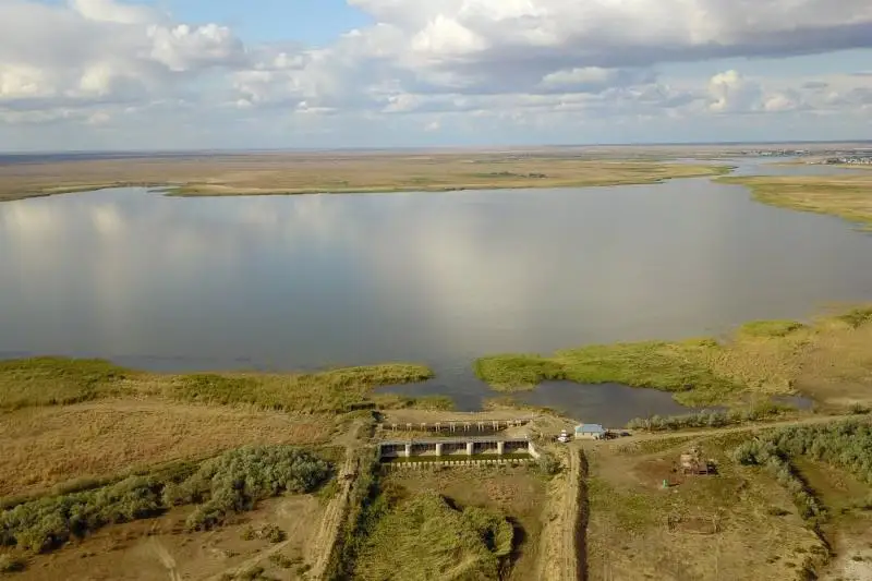 Начата очистка озера Шалкар в Актюбинской области