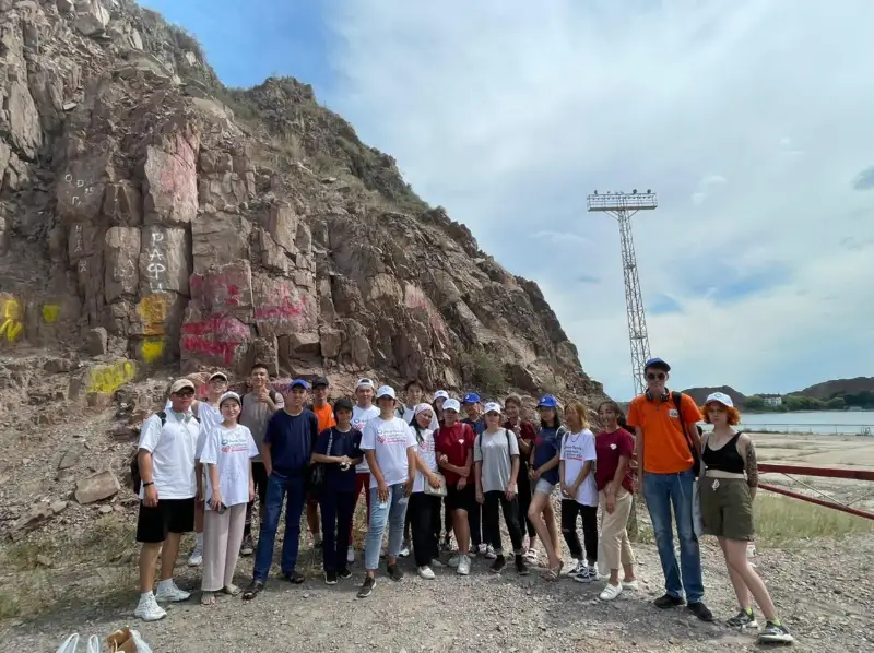 Волонтеры очистили горы вдоль трассы от надписей вандалов и мусора в Алматинской области