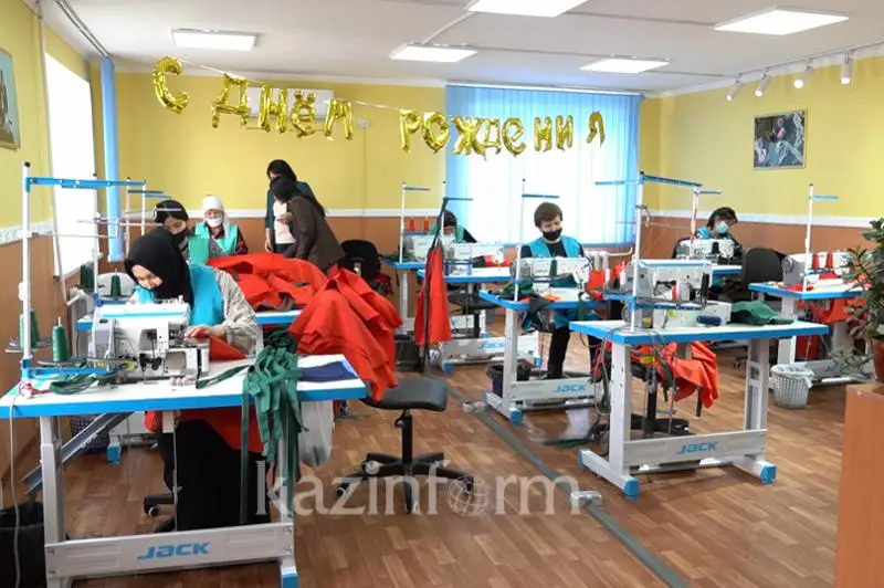 «Ákimdikten úı, azyq-túlik surap júretinbiz»: Almaty oblysynda analar kásip bastady