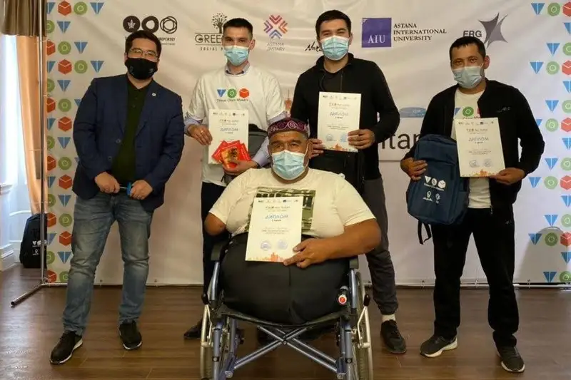 Команда программистов из Осакаровки изобрела специальный подъёмник для земляка с инвалидностью
