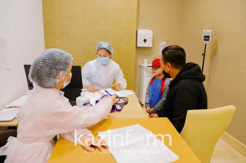 Гинеколог рекомендует вакцинироваться от КВИ семьям, в которых есть беременные