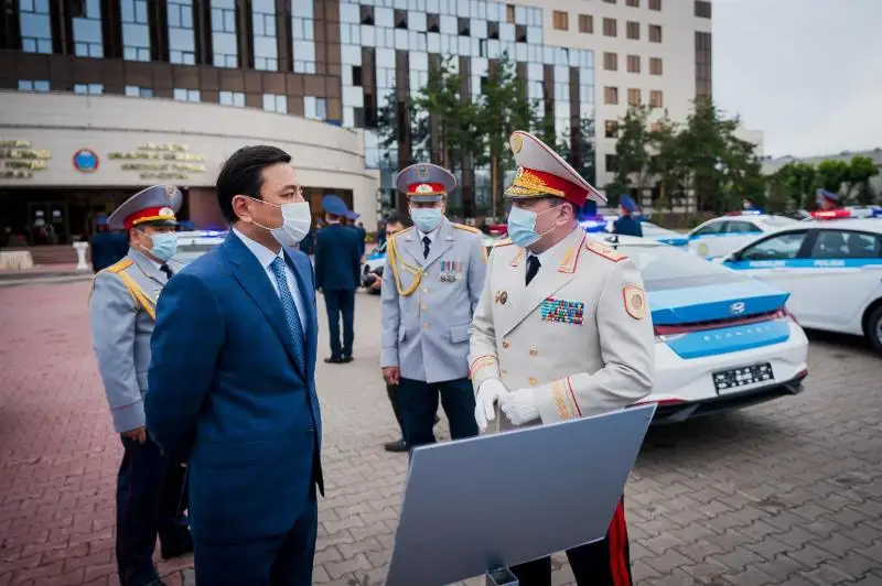 Алтай Кульгинов вручил ключи от автомобилей столичным полицейским