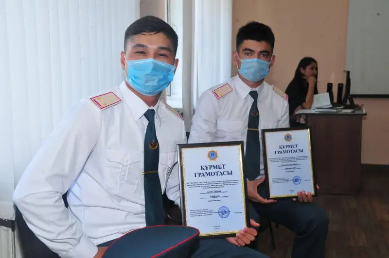 Спасших девочку военнослужащих наградили в Семее