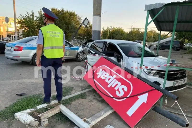 Две автомашины столкнулись и снесли пешехода в Уральске