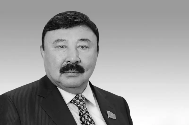 Мажилисмены начали заседание с минуты молчания в память о Темирхане Досмухамбетове