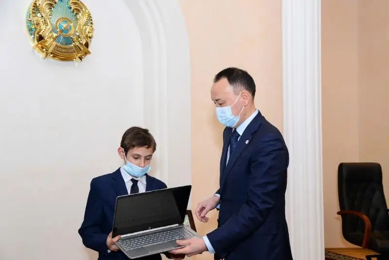 Пострадавшей от пожара семье Архимед Мухамбетов вручил ключи от квартиры