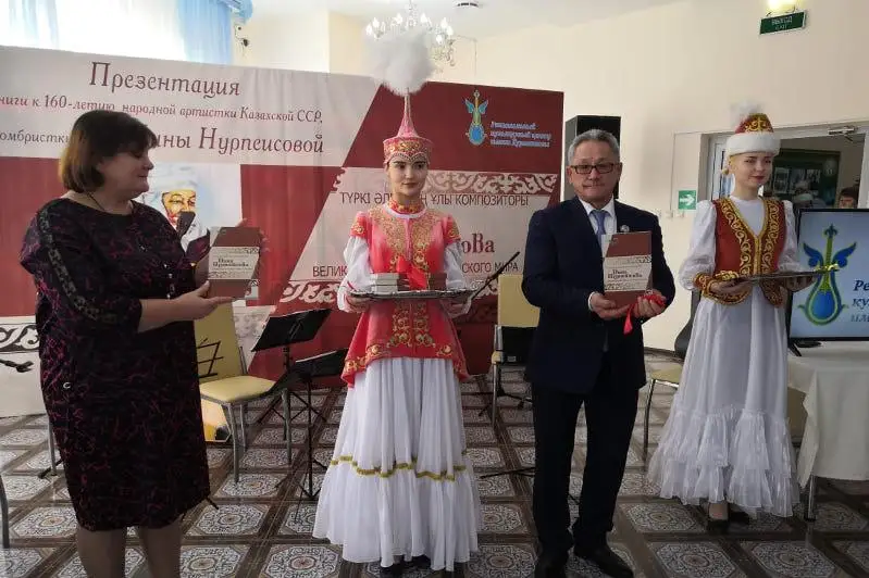 Astrahanda Dına Nurpeıisovanyń 160 jyldyǵyna arnalǵan kitap tanystyryldy