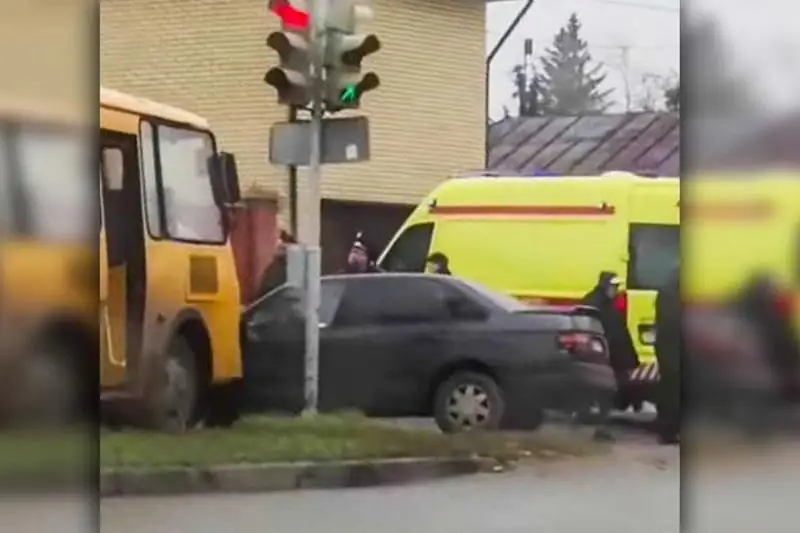 Павлодарда өрт сөндіру көлігі мектеп автобусымен соқтығысты: 6 бала зардап шекті