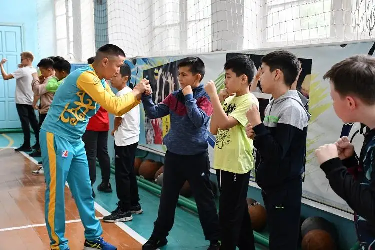 Чемпион мира по боксу будет учить самообороне акмолинских школьников
