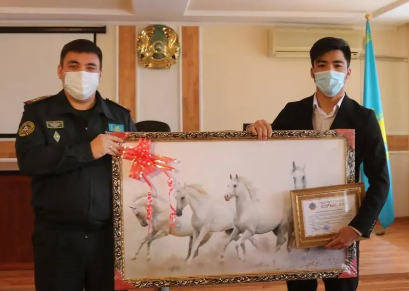 За спасение тонущего друга наградили жителя Атырау