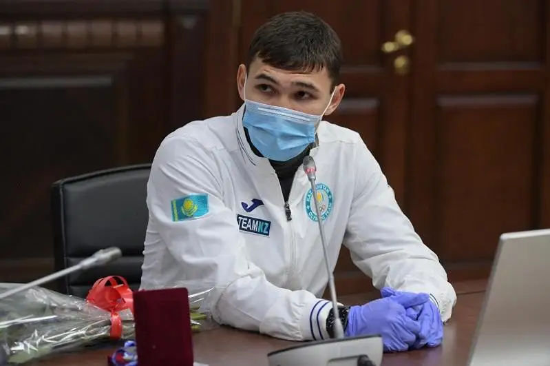 Серебряному призеру ЧМ по боксу Серику Темиржанову подарили квартиру