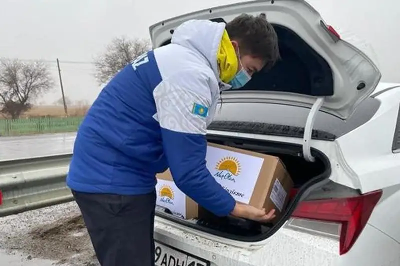 Túrkistandyq jastar blokbeketterdegi azamattarǵa dári-dármekter jetkizip berdi